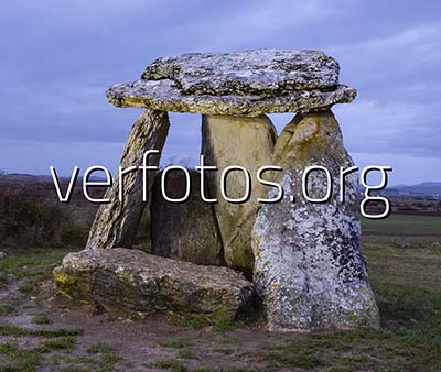 Anochecer sobre el dolmen de Sorginetxe, en Alava, Euskadi
