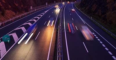Luces de coche al anochecer en la autopista A8, Euskadi