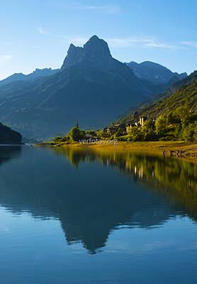 Atardecer en el embalse de Lanuza, Pirineos de Huesca