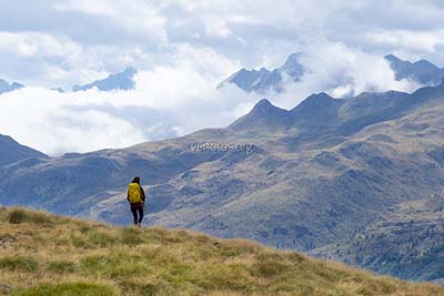 Senderista en el valle de Hecho, Parque Natural de los Valles Occidentales , Huesca