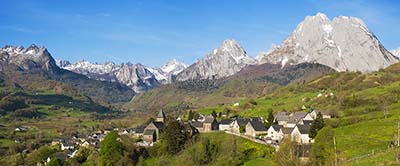 Pueblo y circo de Lescun en el Valle de Aspe, Pirineos de Francia
