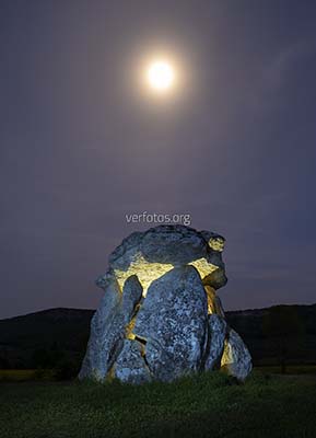 Noche de luna llena en el dolmen de Sorginetxe, monumento megalítico que se encuentra en Arrízala, provincia de Araba, Euskadi
