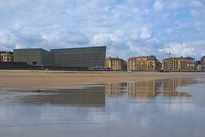 El Palacio de Congresos y Auditorio Kursaal junto a la playa de la Zurriola, Ciudad de Donostia, Euskadi