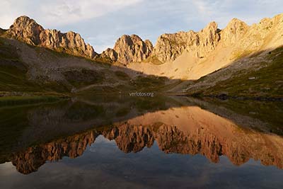 Atardecer en el Ibón de Acherito, Área protegida Parque Natural de los Valles Occidentales, Pirineos de Huesca.
