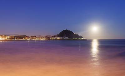 Zurriola. Luna llena sobre la playa de la zurriola en la ciudad de Donostia - San Sebastian, Euskadi