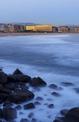 Auditorio y Playa de la zurriola en la ciudad de Donostia - San Sebastian, Euskadi
