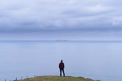 Mirando al mar. Senderista en la costa de Euskadi