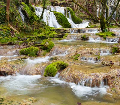 Cascada en Tobera erreka. La cascada de la Tobería se encuentra en la sierra de Entzia, Andoin, Araba.