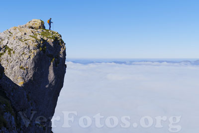 Senderista en la Sierra de Andia, Navarra.