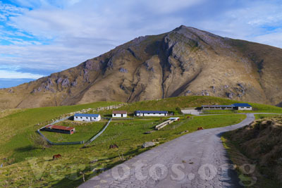 Bordas de pastores y Monte Errotzate en el Pirineo Vasco.