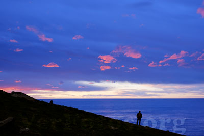 Senderista frente al mar Cantábrico al atardecer, Euskadi