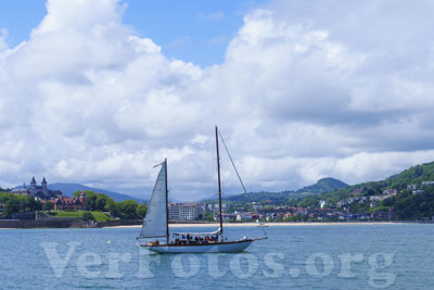 Un velero con turistas se deslizaba suavemente por las aguas de la Bahía de la Concha, con la elegante ciudad de Donostia-San Sebastián como telón de fondo.