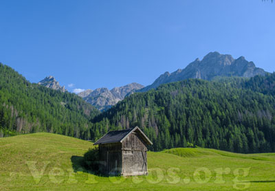 En las Dolomitas de Italia, una acogedora cabaña en Braies ofrece vistas impresionantes en un entorno natural maravilloso.