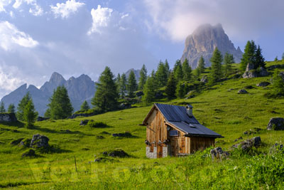 Cabaña en Passo Giau y montaña de Averau, senderismo en la Alta via 1, en Dolomitas de Italia