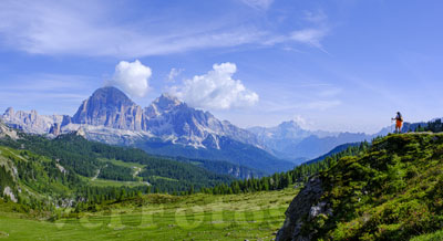 Senderista en la Alta via 1, Giau Pass and the Cinque Torri, Dolomitas, Italia 