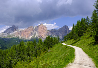 El camino se dirige a Becco di Mezzodi y Rocheta, Dolomitas, Italia