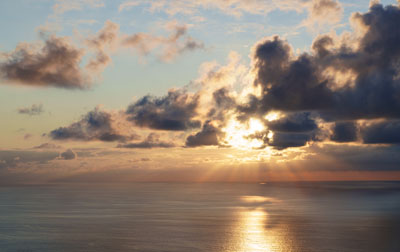 Sol entre las nubes al atardecer sobre el mar Cantábrico, euskadi