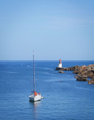 Velero atracado en Arando Aundi Punta, bahía de Pasaia, Euskadi