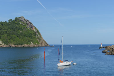 Velero fondeado en la ría de Pasaia con el faro de la Plata al fondo, Euskadi
