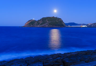 Luna llena sobre Getaria. Anochecer con luna llena en la costa de Getaria, Euskadi