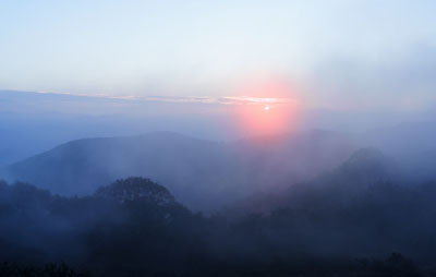 Sol entre nieblas al atardecer. Atardecer en el parque natural de Aiako harriak, Euskadi