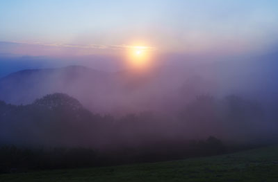 Sol al atardecer en Euskadi. Atardecer en el parque natural de Aiako harriak, Euskadi