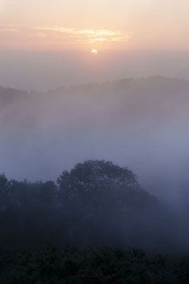 Sol y brumas en Aiako Harriak. Atardecer en el Parque Natural de Aiako Harriak, Euskadi