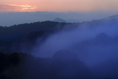 Atardecer con nieblas en las montañas de Euskadi. Atardecer en el parque natural de Aiako harriak, Euskadi
