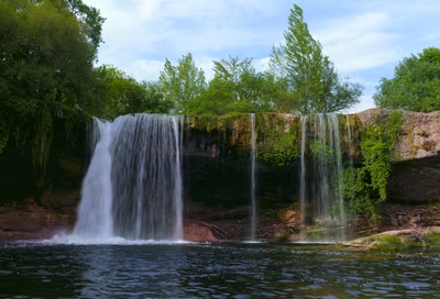 Cascada Pedrosa de Tobalina - Burgos, Merindades.
Descarga gratis esta fotografía de la cascada de Pedrosa de Tobalina, situada en el norte de Burgos, comarca de Las Merindades, Castilla y León. Río Jerea cae sobre amplia laja rocosa formando salto de agua ancho, 12 metros altura, más 100 metros anchura. Imagen real sin inteligencia artificial, perfecta para web, blogs viajes, turismo rural sostenible, proyectos solidarios y difusión gratuita del patrimonio natural paisajístico.