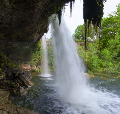 Interior Cascada de Pedrosa de Tobalina con efecto Seda.
Espectacular perspectiva desde el interior de la Cascada de Pedrosa de Tobalina, en la comarca de Las Merindades, Burgos. La fotografía utiliza una larga exposición para crear un efecto seda en la caída del agua, resaltando la frescura y fuerza de la naturaleza en Castilla y León. Un recurso visual único para proyectos de turismo rural, ecología y relajación. Descarga gratuita y solidaria.