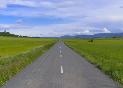 Foto de Carretera en la Llanada Alavesa, Euskadi.
Descarga gratis esta fotografía de una carretera recta e infinita hacia el horizonte, un perfecto punto de fuga en mitad de un paisaje de carretera vacía. Capturada en la Llanada Alavesa (Euskadi), la imagen destaca por sus campos de cereales bajo el cielo vasco. Una captura ideal para fondos de pantalla, diseño web o proyectos comerciales de uso libre.