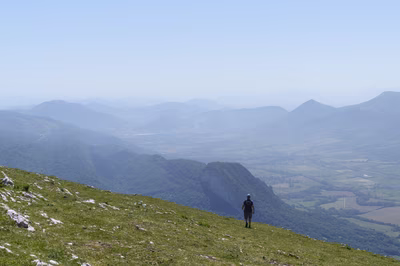 Senderista en San Miguel de Aralar, Navarra.
Foto gratuita de un senderista en San Miguel de Aralar, Navarra. El montañero camina por un sendero con mochila. Al fondo se observa el valle de la Sakana bajo una atmósfera brumosa. Esta imagen digital es de uso libre. Descarga esta fotografía de stock solidaria para proyectos editoriales, webs de turismo, viajes o fondos de pantalla.