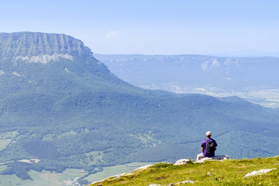 Senderista en Aralar frente al monte Beriain, Navarra.
Un senderista está sentado en la sierra de Aralar. El hombre observa el monte Beriain y el valle de Sakana en Navarra. Esta fotografía de paisaje es gratuita y libre para descargar. El contenido ayuda a ilustrar temas de turismo, naturaleza, montañismo y viajes por el norte de España.