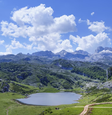 Lago de Ercina en el Parque Nacional de los Picos de Europa.
Fotografía del Lago de Ercina en Asturias. La imagen muestra el agua del lago en primer plano. Al fondo se observan las montañas de los Picos de Europa bajo un cielo con nubes. Esta foto de paisaje natural está disponible para descarga gratuita. Es un recurso útil para proyectos editoriales, educativos o digitales que necesiten imágenes reales del Parque Nacional de los Picos de Europa.