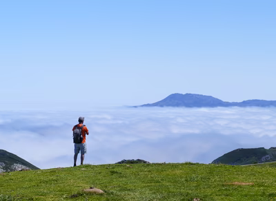 Hombre fotografía mar de nubes en Picos de Europa.
Un hombre toma una fotografía en el mirador de Entrelagos. El mirador está en el Parque Nacional de los Picos de Europa. El fotógrafo observa un mar de nubes sobre las montañas. La imagen es gratuita y libre para descargar. Es útil para proyectos de turismo, naturaleza y paisajes de España. El contenido visual es de alta resolución y uso solidario.