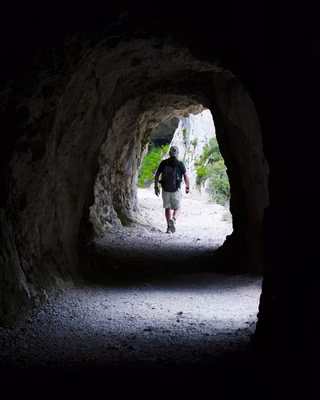Foto de senderista en túnel de la Ruta del Cares.
Un senderista camina dentro de un túnel de roca. El lugar es la Ruta del Cares en los Picos de Europa. Esta fotografía digital es un recurso gratuito para descarga directa en la web. El archivo sirve para ilustrar artículos de turismo, blogs de viajes o proyectos comerciales. La descarga es libre de derechos. Es un contenido útil para creadores digitales.