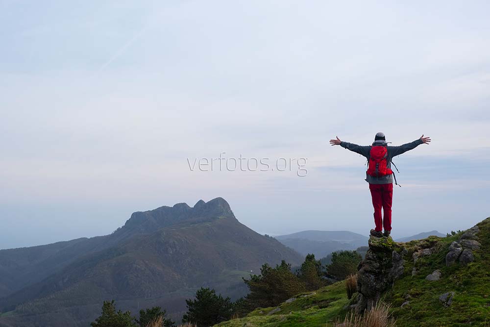 Senderista vestido de rojo en el parque natural de Aiako Harriak, Euskadi