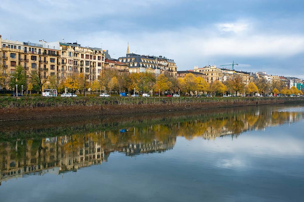 La ciudad se refleja sobre las aguas del rio.