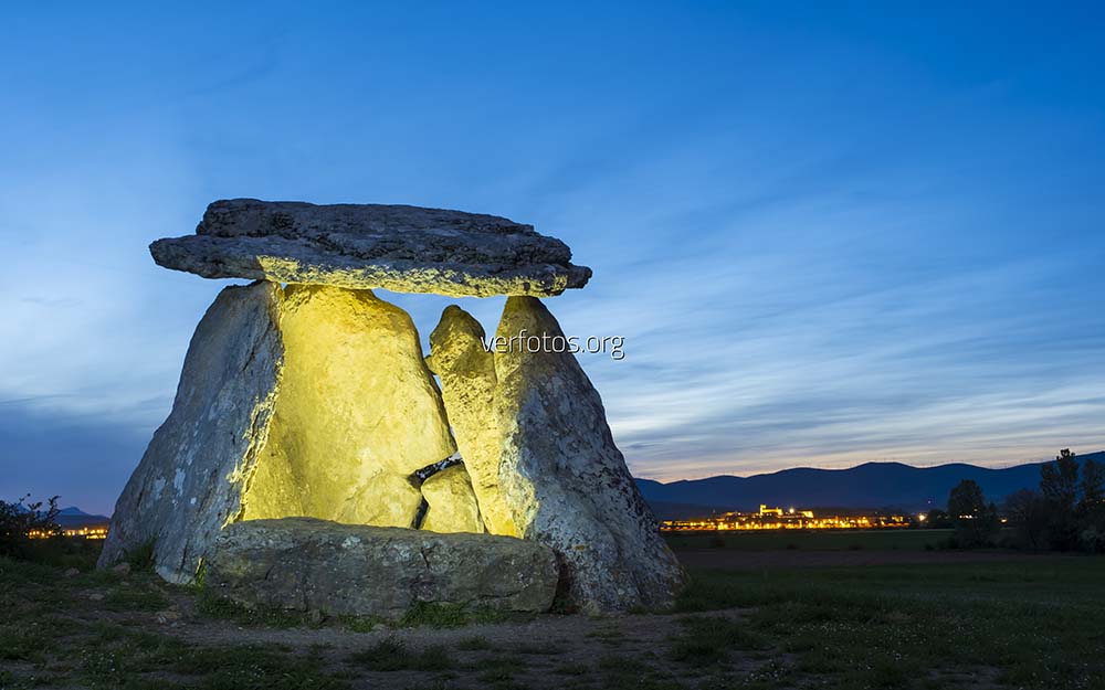 El dolmen de Sorginetxe al anochecer, que está situado en la localidad de Arrízala, provincia de Araba, Euskadi
