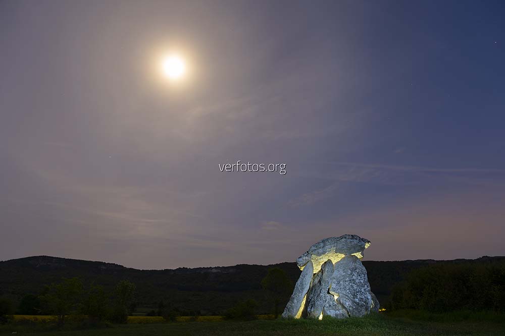 Noche de luna llena en el dolmen de Sorginetxe, monumento megalítico que se encuentra en Arrízala, provincia de Araba, Euskadi
